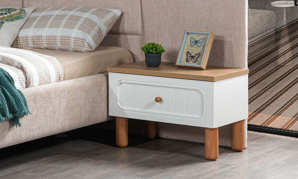 Silva Bohem Komodin'in ahşap üst tablası, beyaz çekmecesi ve ahşap ayaklarının yakın çekim görünümü.