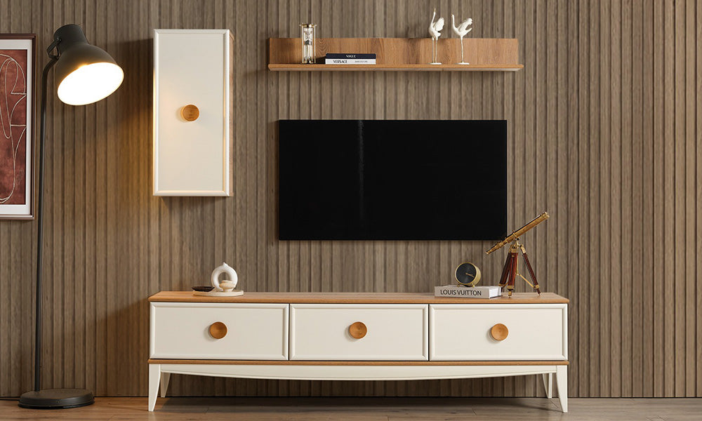 Silva Modern TV Ünitesi; krem rengi ve ahşap tonlarındaki alt sehpa, asma dolap ve rafın modern bir salondaki ışıklandırılmış yerleşimi.