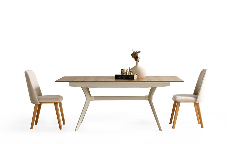 Selva Modern Yemek Odası Seti; açılır yemek masası ve bej kumaş kaplı, ahşap ayaklı modern sandalyelerin stüdyo görünümü.