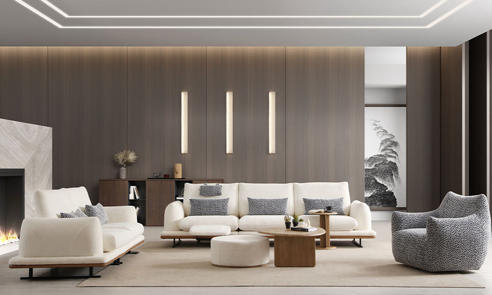 Soho Modern Koltuk Takımı'nın lüks bir salondaki tam takım görünümü; krem rengi bukle kumaşlı üçlü ve ikili koltuk, desenli heykelsi berjer.