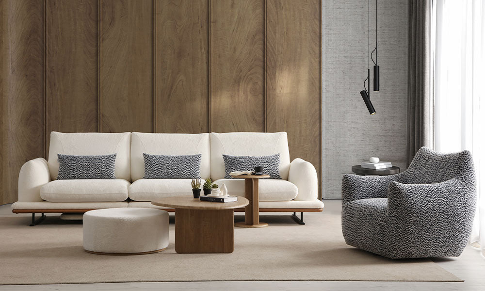 Modern bir salonda, Soho koleksiyonuna ait krem rengi bukle kumaşlı üçlü koltuk ve siyah-beyaz desenli Soho Modern Berjer.