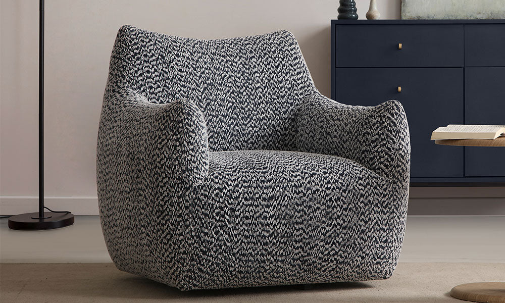 Soho Modern berjerin siyah-beyaz kazayağı desenli kumaşı ve heykelsi formuyla modern bir salondaki şık görünümü.