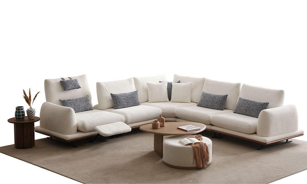 Soho Modern köşe koltuk takımının stüdyo çekimi; krem bukle kumaşlı, ahşap bazalı ve bir modülü motorlu ayak uzatmalı (recliner).