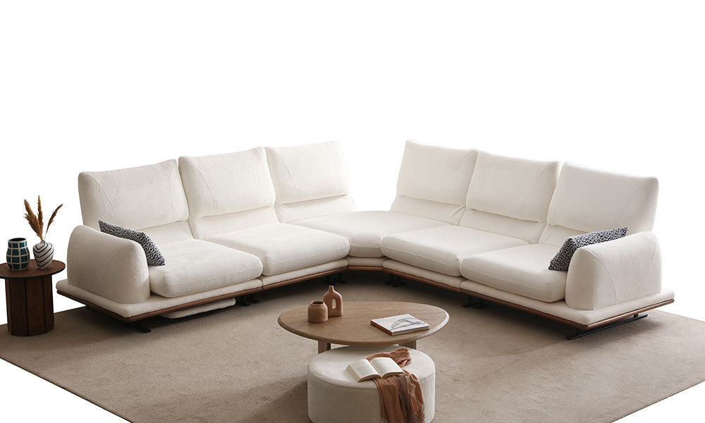 Soho Modern köşe koltuğun oturma derinliğini artıran ayarlanabilir sırt mekanizmaları açık haldeyken stüdyo görünümü.