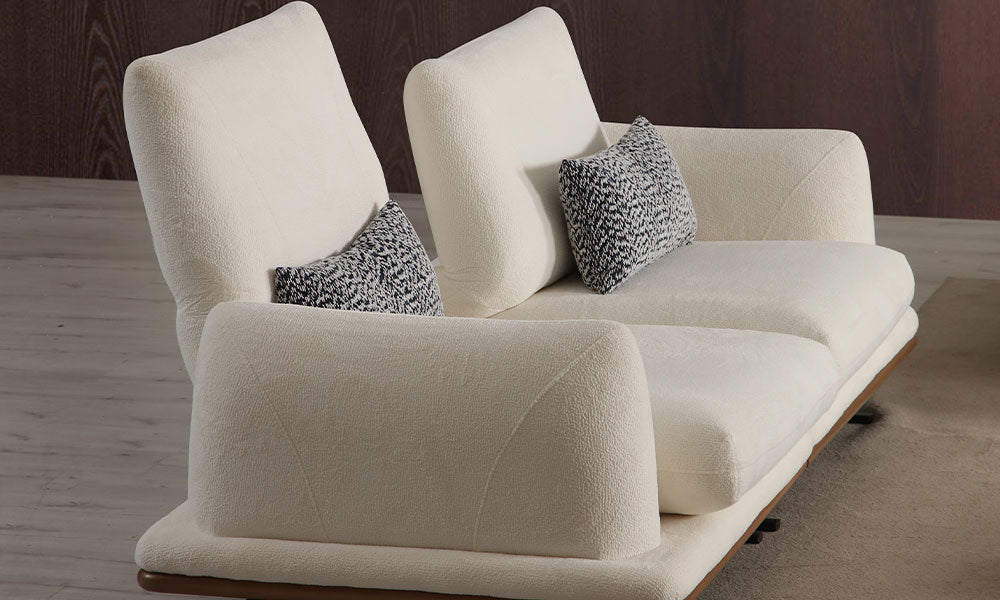 Soho Modern üçlü koltuğun ayarlanabilir sırt mekanizmasını, ahşap bazasını ve bukle kumaşının dokusunu gösteren yandan görünümü.