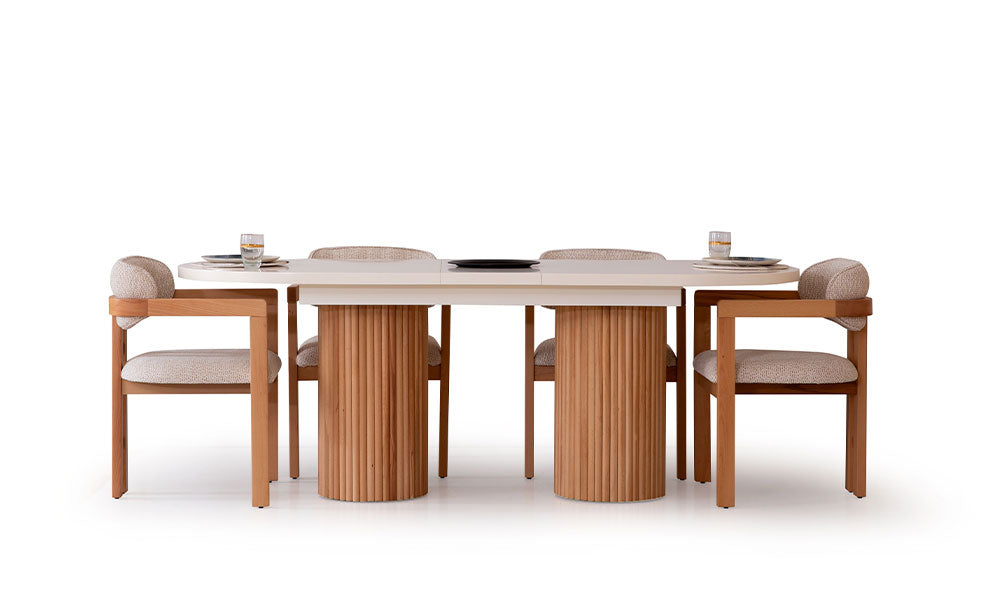 Modern ve aydınlık bir salonda, oval formdaki kırık beyaz tablalı Toprak Bohem yemek masası.