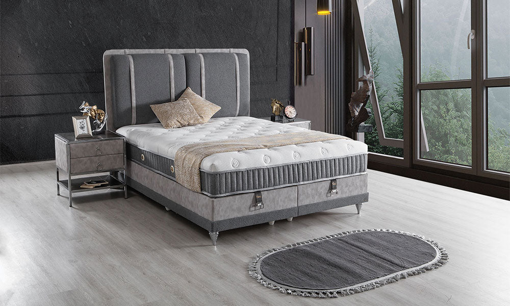 Torino modern baza başlık seti; gri dikey panel başlık, beyaz yatak, döşemeli baza, metal ayaklar ve komodinlerle perspektif görünüm