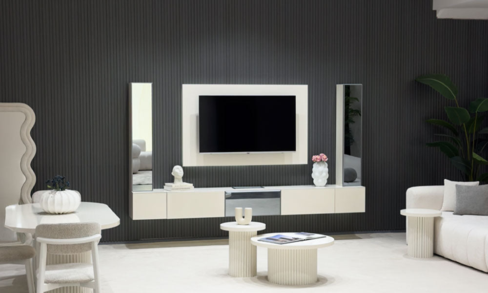 Modern bir salonda, Uçan TV ünitesinin aytaşı rengi tam takım görünümü; LED aydınlatmalı ve aynalı dikey modüllü.