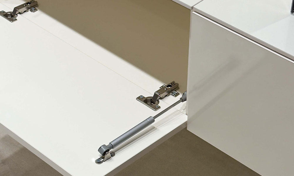 Uçan TV ünitesi konsol kapağındaki yavaşlatıcılı amortisör (gazlı piston) ve menteşe sisteminin yakın çekim detayı.