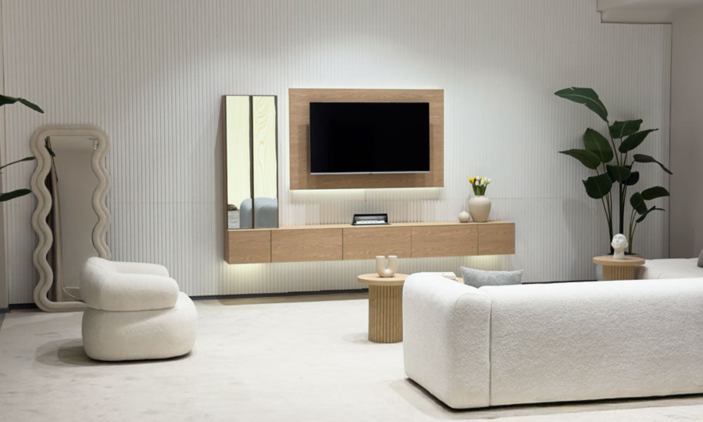 Uçan TV Ünitesi (Meşe) takımının yivli beyaz duvar paneli önündeki estetik duruşu, LED aydınlatması ve minimalist dekorasyonla birlikte.