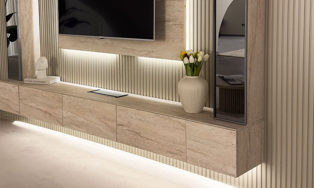 Uçan TV ünitesinin traverten dokulu konsolunun, altındaki gizli LED aydınlatmasının ve aynalı dikey modülünün yakın çekim detayı.