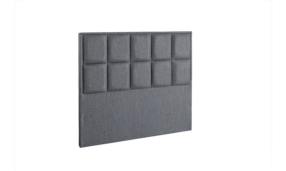 Gri kumaş kaplı modern yatak başlığı, dikdörtgen kare panel tasarımı ve sade çerçevesiyle beyaz fonda ürün görünümü