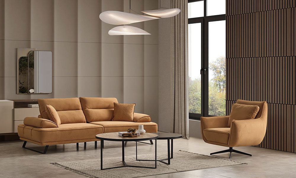 Velar Modern koltuk takımının taba rengi sırt mekanizmalı üçlü koltuğu ve 360 derece döner berjerinin modern bir salondaki şık görünümü.