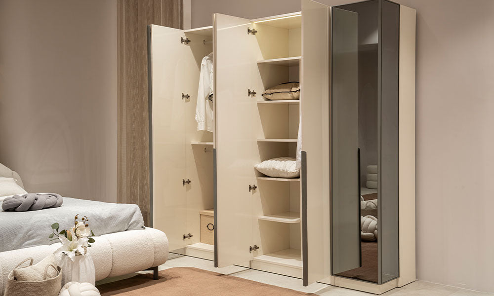 Vena Modern gardırobun sağlam menteşe yapısını, krem suntalam kapaklarını ve raf derinliğini vurgulayan açılı stüdyo çekimi.