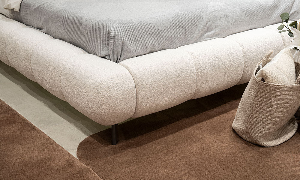 Vena Modern Karyola'nın çarpma emniyetli puf formlu kenar dönüşleri, bukle kumaş dokusu ve temizliği kolaylaştıran yüksek ayak yapısı.