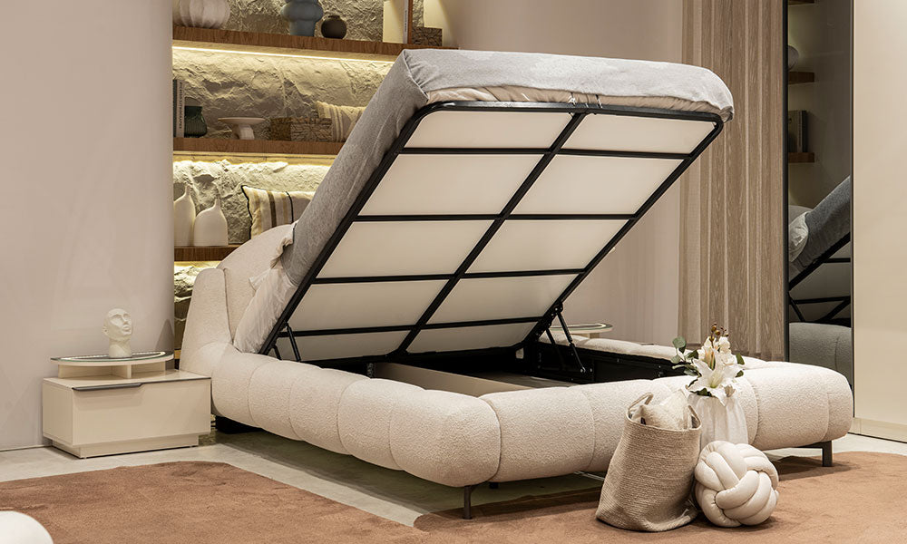 Vena Modern bazalı karyolanın geniş depolama alanını, dayanıklı çelik profil iskeletini ve amortisör sistemini gösteren açık hali.