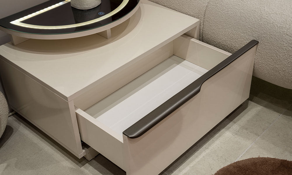 Vena Modern Komodinin geniş iç hacimli, beyaz iç yüzeyli çekmecesi ve şık füme renkli boydan kulp detayı.