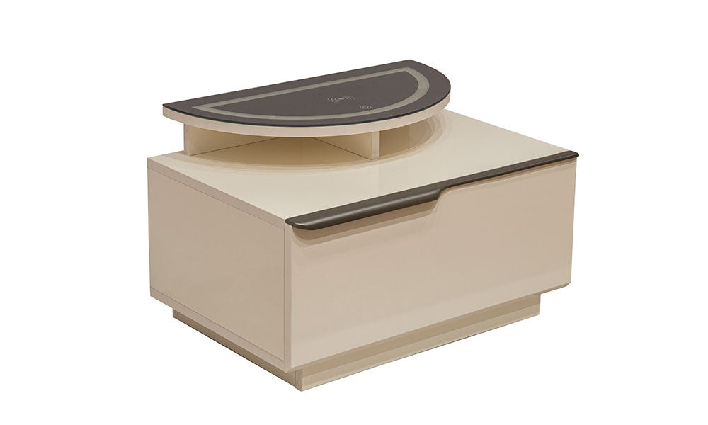 Vena Modern Komodinin krem renkli suntalam gövdesi, yarım ay şeklindeki camlı üst modülü ve modern tasarımının beyaz fonda görünümü.