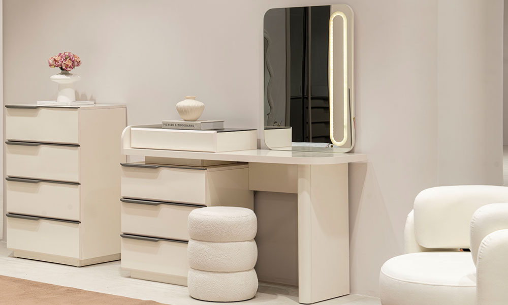 Vena Modern Şifonyer ve makyaj masası setinin LED aydınlatmalı boy aynası, krem rengi suntalam gövdesi ve puf ile yatak odasındaki şık görünümü.