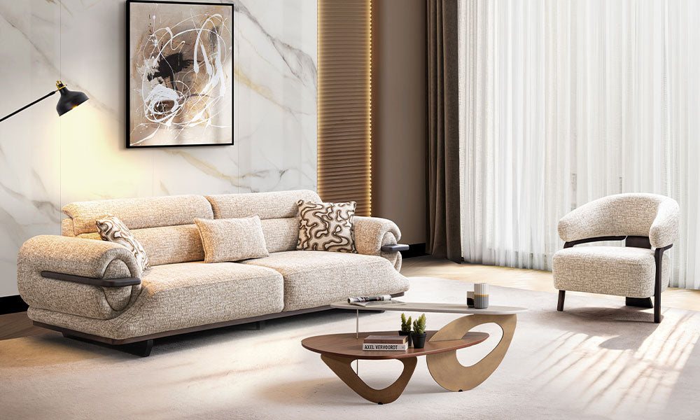 Vista Modern Koltuk Takımı, dekoratif minderli krem üçlü koltuk ve berjerle aydınlık salon görünümü