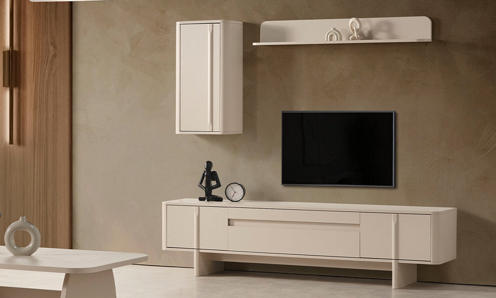Krem renkli Vizyon modern TV ünitesi; çekmeceli alt modül, duvara monte dolap ve dekoratif raflarla modern salon ortamında