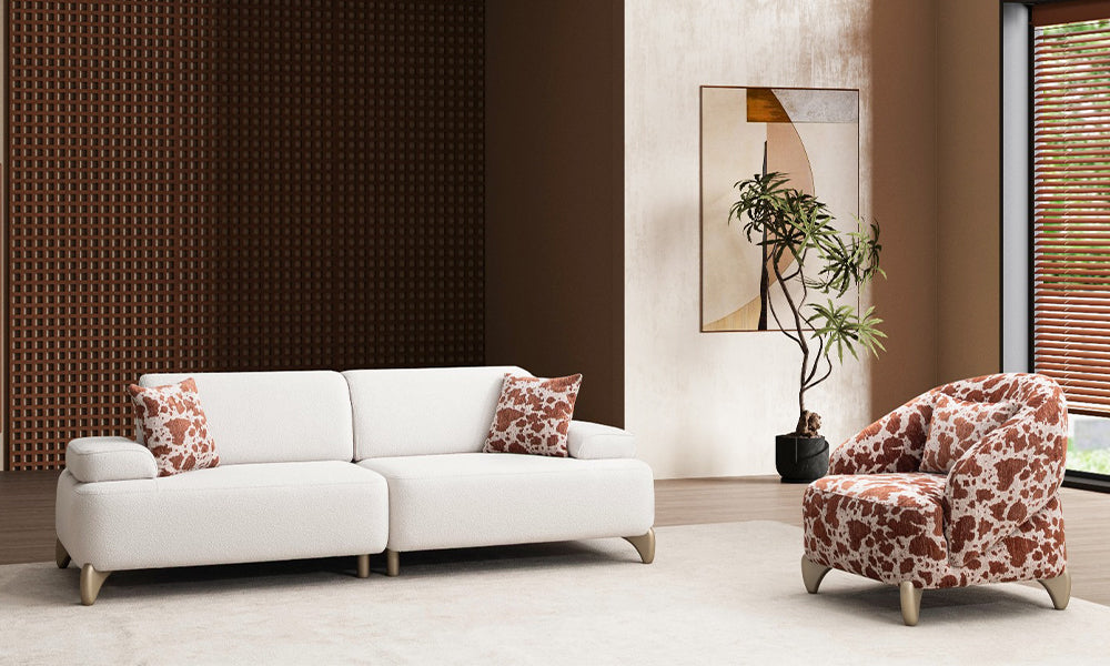 Modern bir salonda, Yıldız koleksiyonuna ait hareketli kolçaklı üçlü koltuk ve avangart cow print desenli berjerin şık uyumu.
