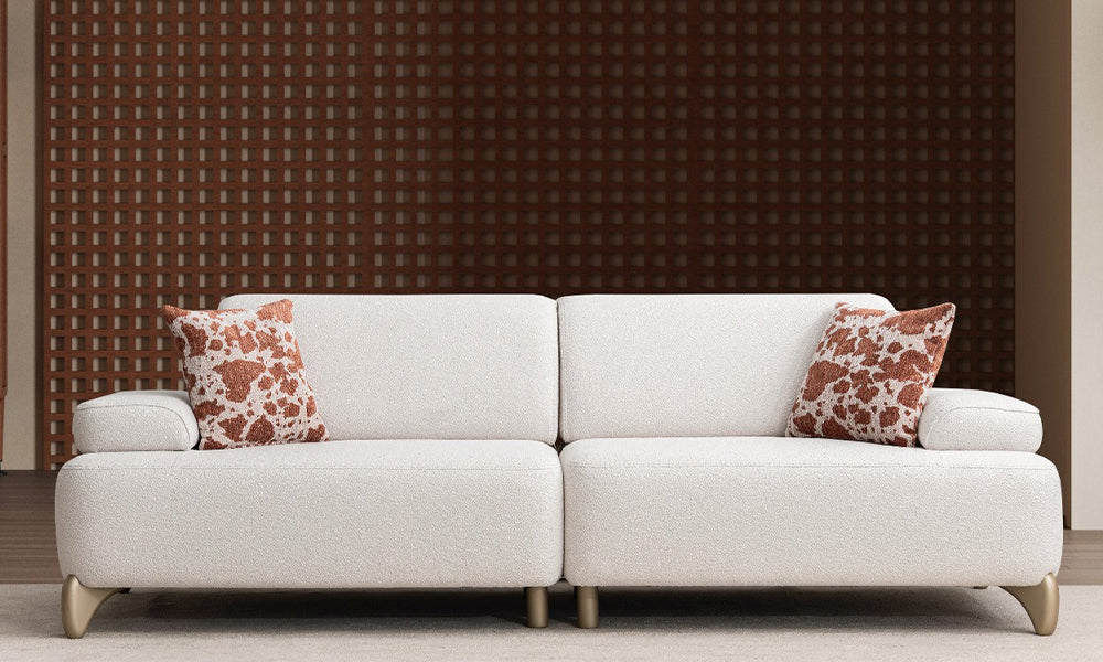 Yıldız Modern üçlü koltuğun yuvarlak hatlar, gold metal ayaklar ve cow print kırlentlerle modern salondaki genel görünümü.