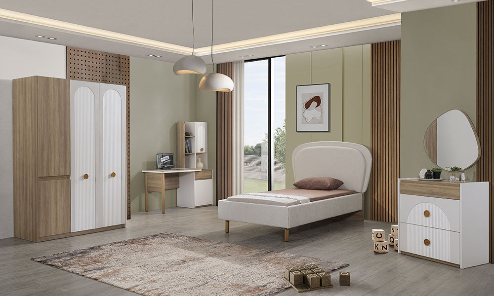 Akro Bohem Genç Odası Takımı; dikey çizgili beyaz dolap, keten kavisli başlık, organik aynalı şifonyer ve çalışma masasının ahşap/beyaz uyumu.