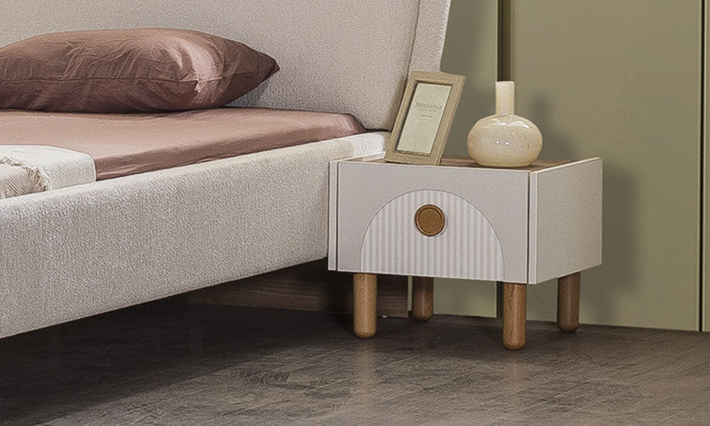 Akro Bohem Komodin'in dikey çizgili kemer desenli beyaz çekmecesi, doğal ahşap yuvarlak kulpu ve yerden yüksek silindir ayaklı tasarımı.