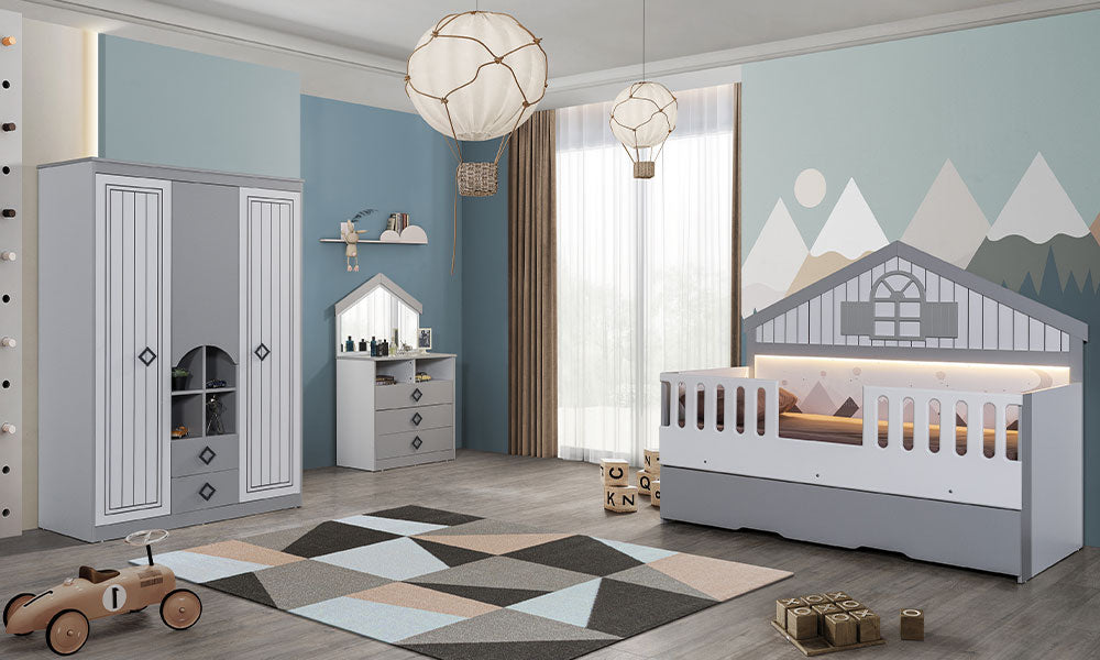 Alaçatı Modern Genç Odası Takımı; çatı konseptli ledli karyola, gri beyaz 3 kapaklı dolap ve şifonyerin çocuk odasındaki güvenli ve şık yerleşimi.