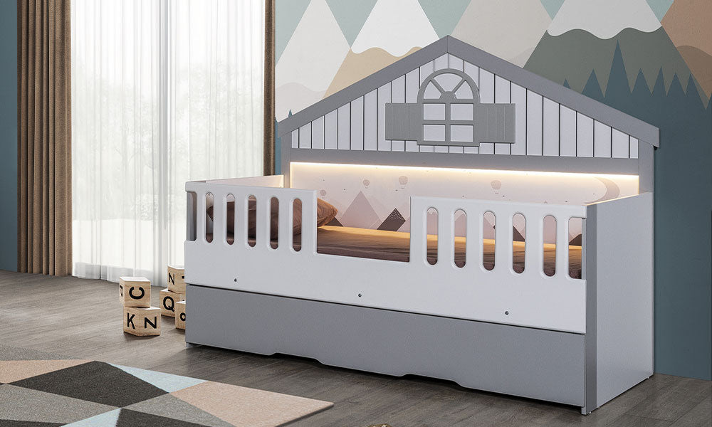 Alaçatı Modern Karyola'nın altında yer alan, gri renkli ön panele sahip, tekerlekli ve çok amaçlı (yatak/depolama) yavru karyola modülü.