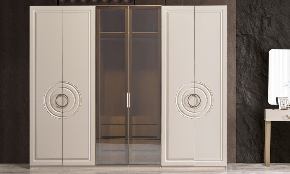 Alkan Modern Gardırop; CNC dairesel motifli krem kapaklar, ortada bronz cam kapaklı vitrin bölümü ve mermer desenli lüks tasarım.