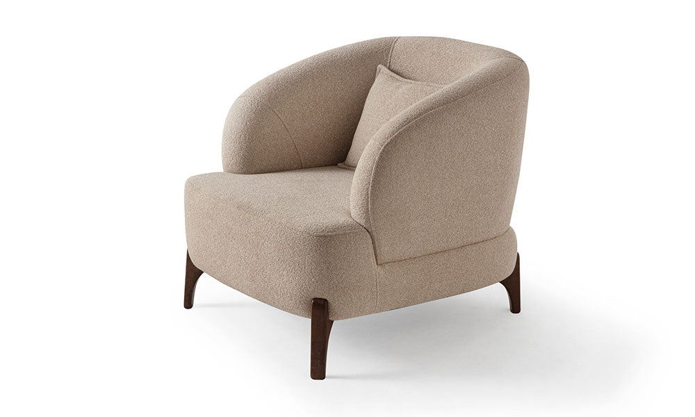 Beren Modern Berjer önden görünüm; bej renkli nefes alabilen buklet kumaş, koza formlu saran sırt tasarımı, koyu ceviz ahşap ayaklar ve ergonomik bel yastığı.