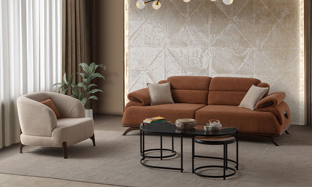 Beren lüks koltuk takımı detayı; saran sırt yapılı bej berjer, ahşap detaylı kahverengi açılır koltuk ve leke tutmayan nefes alabilen kumaş.