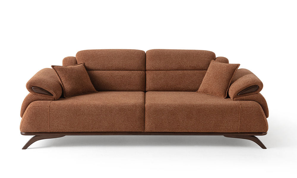 Beren Modern Üçlü Koltuk önden görünüm; sıcak kahverengi dokulu kumaş, ceviz ahşap detaylı organik kollar ve robot süpürgeye uygun yüksek ayaklar.