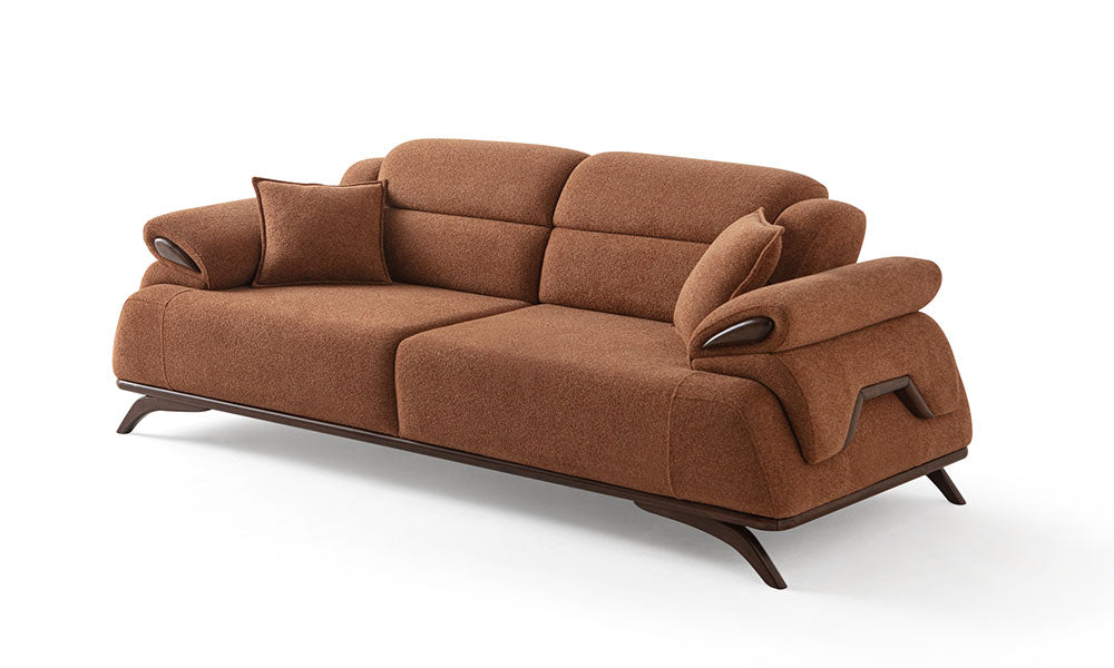 Beren üçlü koltuk 45 derece profil; ahşap şerit detaylı hareketli kolçaklar, ergonomik oturum minderleri ve modern kavisli tasarım.