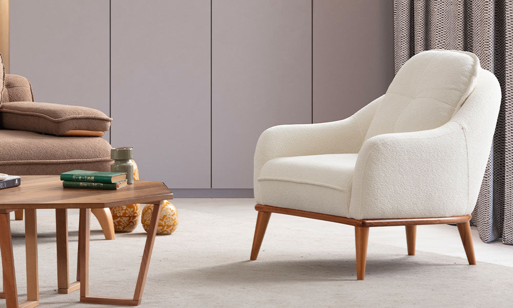Mid-Century Modern tarzı, ahşap ayaklı ve Coco kumaşlı Atlas tekli koltuk / berjerin yandan profil görünümü.