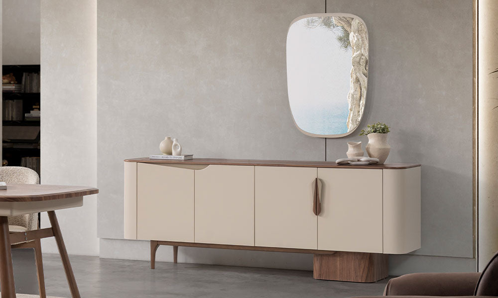 Aura Modern Konsol'un MDF boyalı bej gövdesi, ceviz üst tablası, asimetrik ayak yapısı ve oval aynasıyla modern yemek odasındaki duruşu.