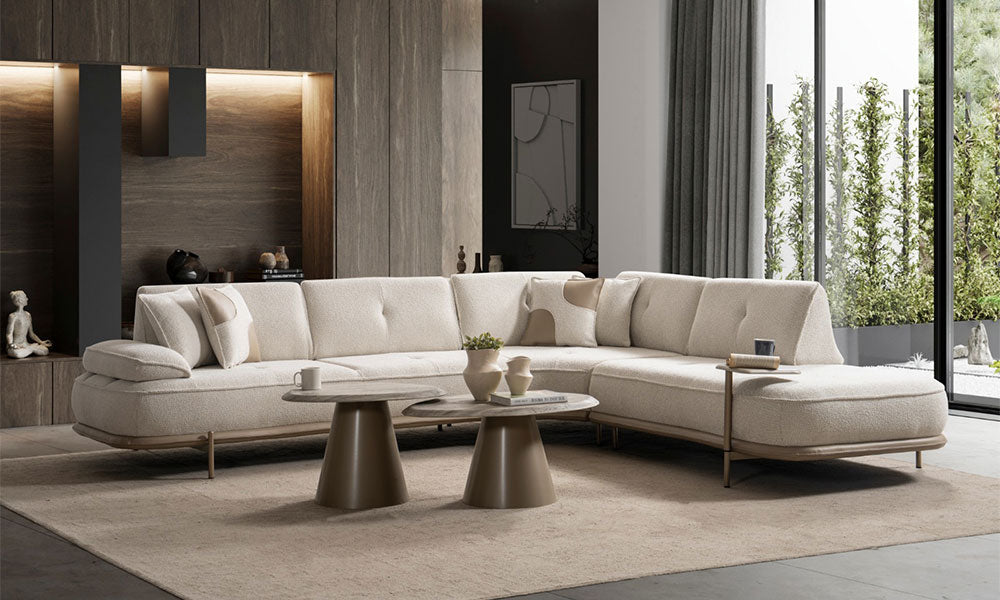 Krem renkli Aura Modern Köşe Koltuk Takımı, geniş oturumu, yuvarlak hatları ve metal ayaklarıyla modern salon ortamında.
