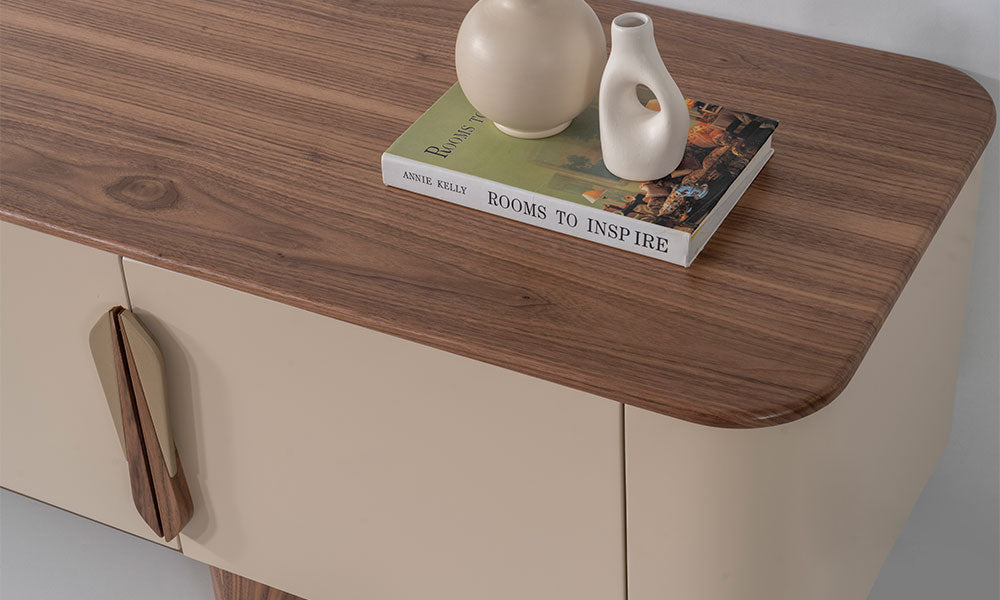 Aura TV ünitesinin doğal ceviz kaplama üst tablası, yumuşatılmış oval köşe detayları ve özel tasarım dikey ahşap kulp işçiliğinin yakın çekimi.