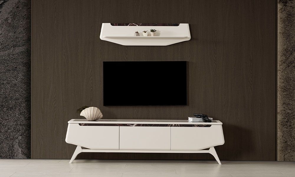 Balat modern TV ünitesi, krem renkli MDF gövdesi, kahverengi mermer desenli detayları, ahşap ayaklı TV sehpası ve duvar rafıyla modern salon görünümü.