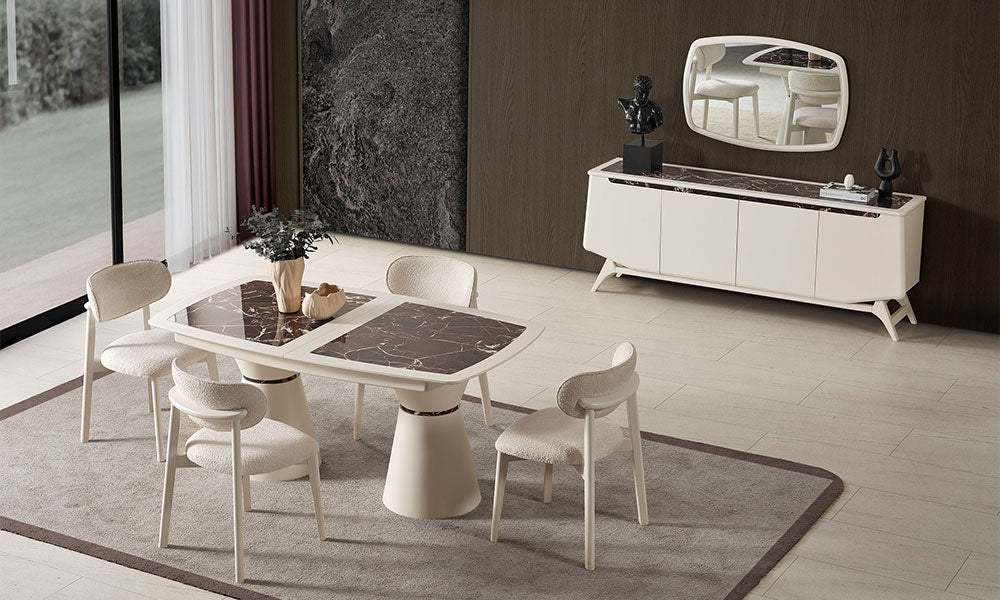 Balat modern yemek odası, kahverengi mermer desenli yemek masası, krem sandalyeler, dört kapaklı konsol ve dekoratif aynalı salon düzeni.