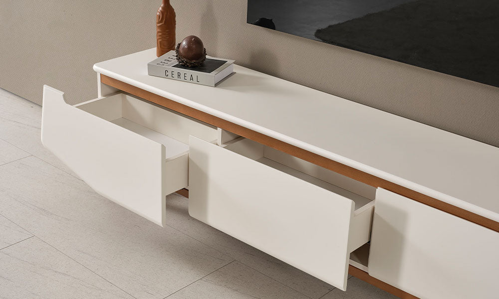 Beykoz modern TV ünitesinin açık kapaklı geniş saklama bölmeleri, krem gövdesi, ceviz detayları ve modern tasarımı.