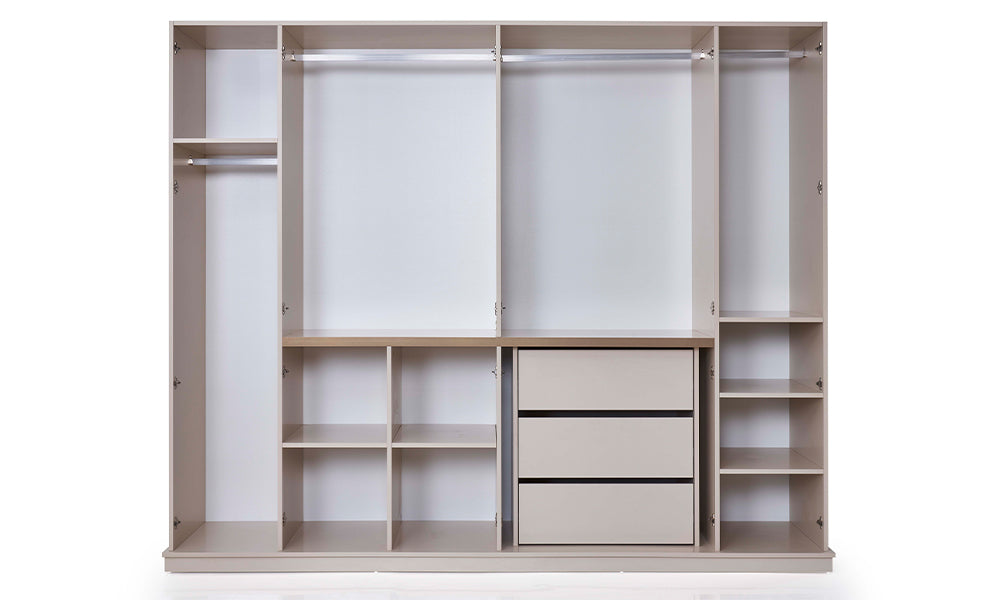 Bonita gardırop iç dizaynı; uzun askı bölümleri, çoklu ahşap raf sistemi ve merkezde konumlanmış 3 adet derin gizli çekmece.