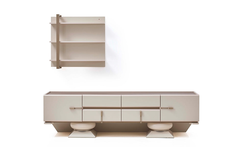 Bonita TV ünitesi önden görünüm; dev ekranlara uygun sağlam alt kaide tasarımı, geniş hacimli çekmeceli ve kapaklı medya depolama alanları.