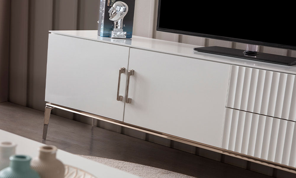 Bronz Modern TV Ünitesinin iki kapaklı dolabı, oluklu çekmeceleri, metal kulpları ve yüksek ayakları