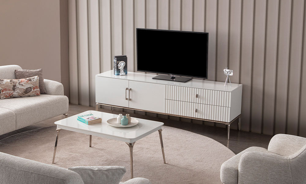 Modern oturma odasında Bronz beyaz TV ünitesi, iki çekmecesi, kapaklı dolabı ve metal ayaklı orta sehpası