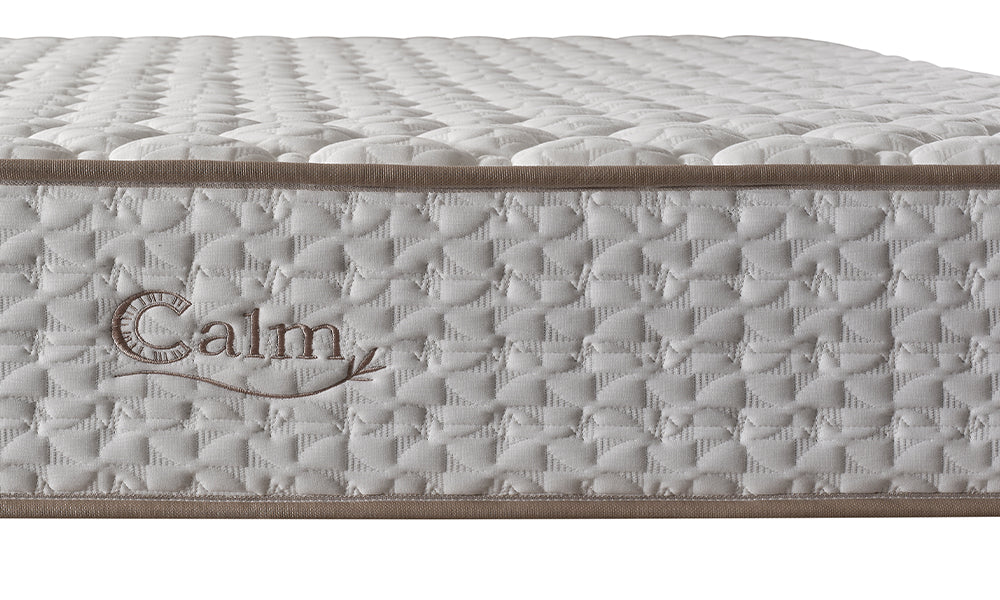 Calm Modern Yatak, işlemeli yan kumaş ve Calm logo detay görünümü