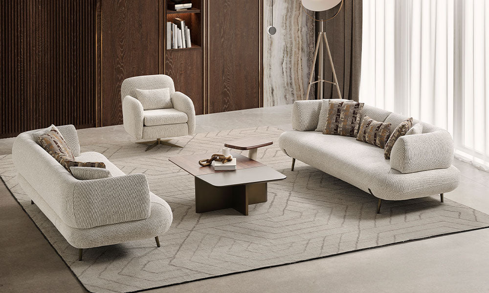 Modern ve lüks bir salonda, Candy koleksiyonuna ait gold ayaklı üçlü ve ikili koltuk ile döner berjerin şık duruşu.