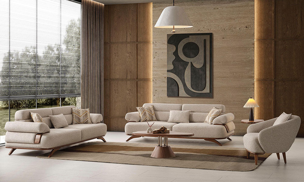 Carle Modern koltuk takımının tam takım görünümü; sırt mekanizmalı üçlü ve ikili kanepeler ile ahşap ayaklı berjer bir arada.
